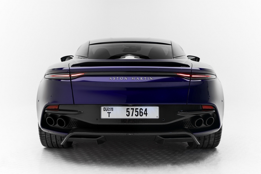 Фиолетовый Aston Martin ДБС 2020 год