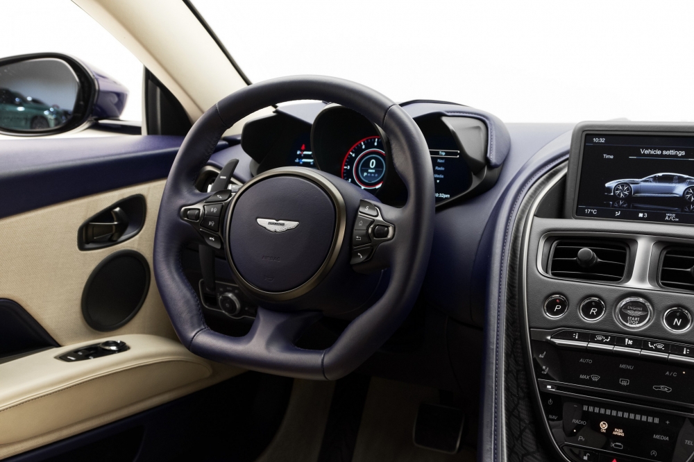 Púrpura Aston Martin DBS 2020