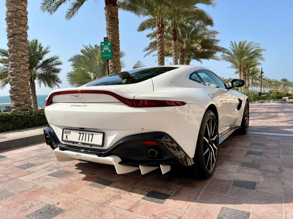 wit Aston Martin vantage 2019