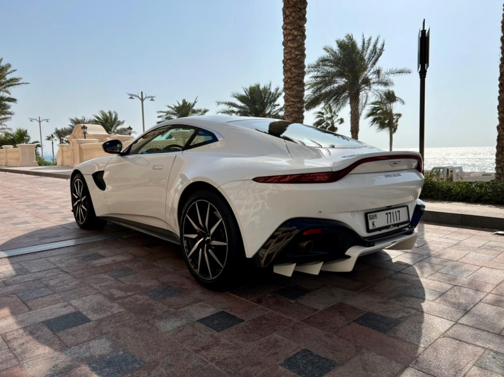 wit Aston Martin vantage 2019
