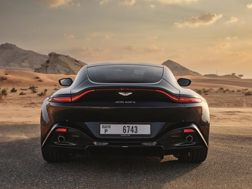 Черный Aston Martin Преимущество 2019 год