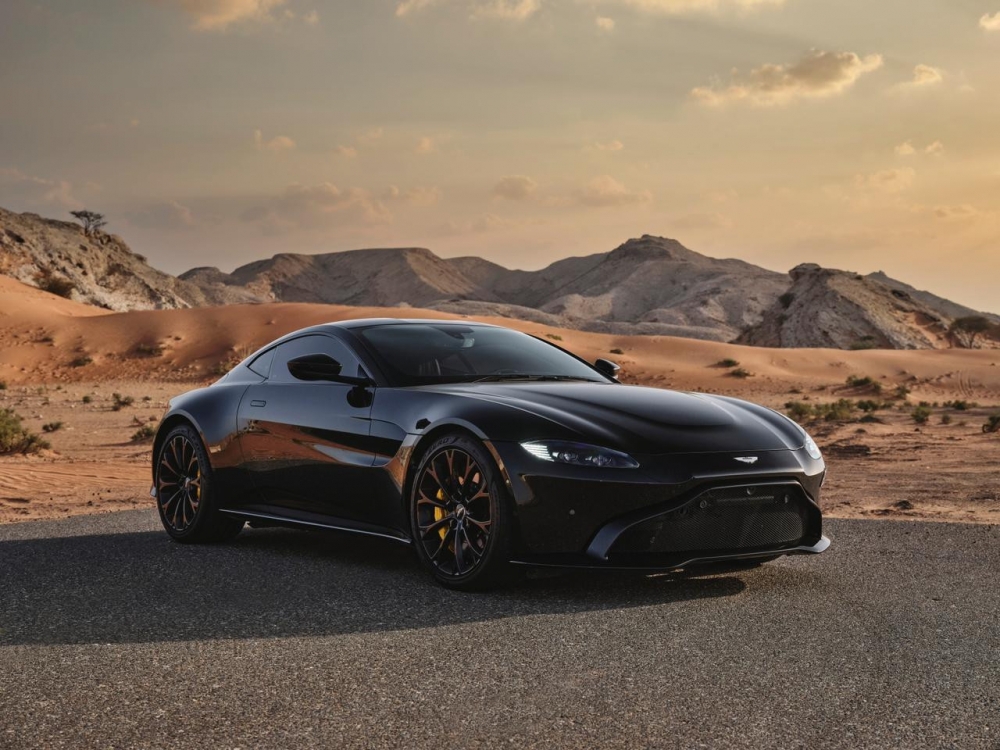 Noir Aston Martin Avantage 2019