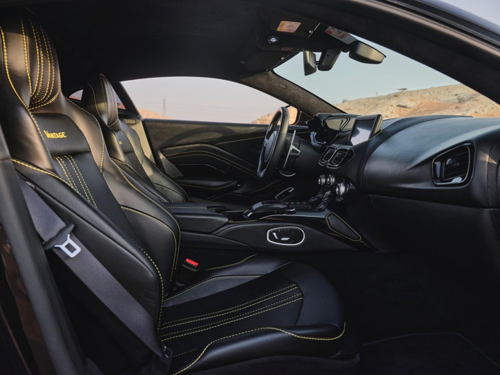 Черный Aston Martin Преимущество 2019 год