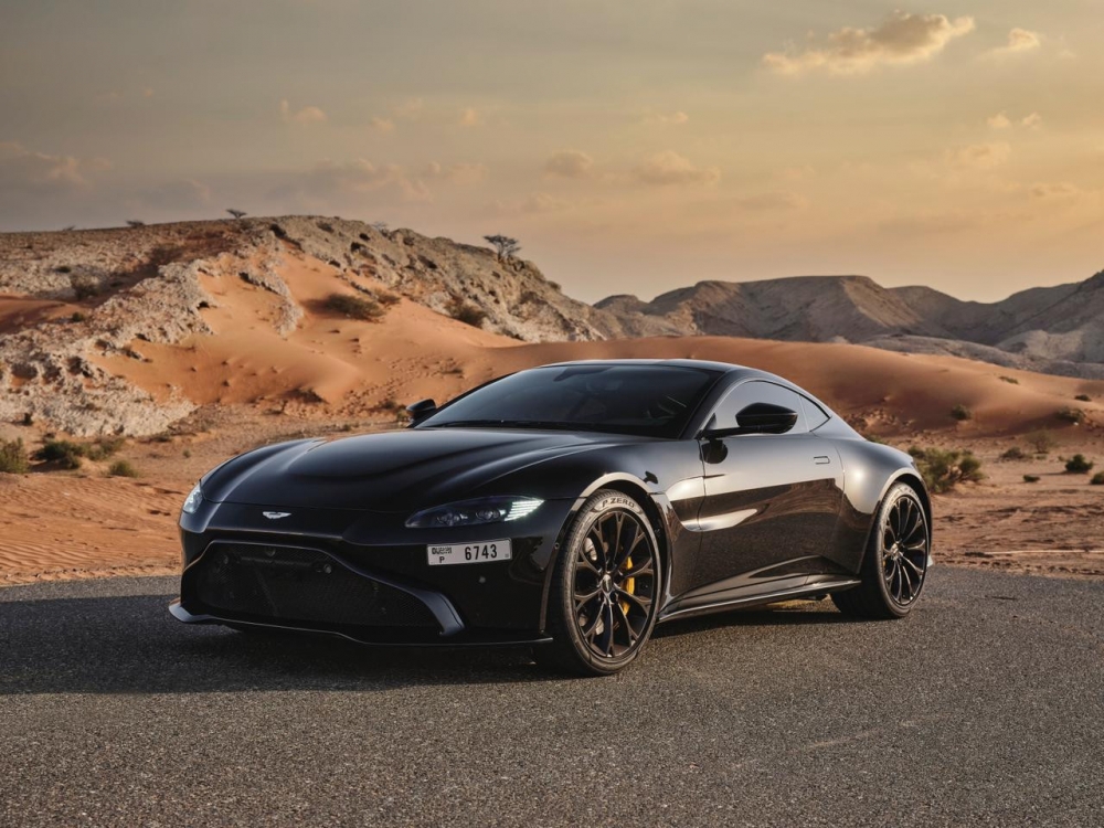 Siyah Aston Martin avantaj 2019