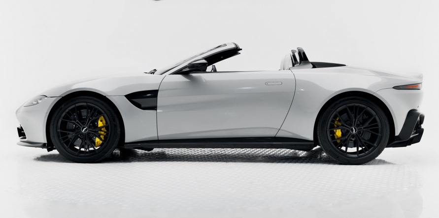 Grau Aston Martin Vorteil 2021
