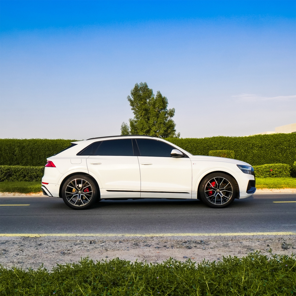 Белый Audi Q8 2023