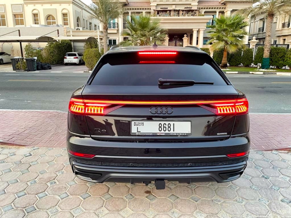 Noir Audi Q8 2021