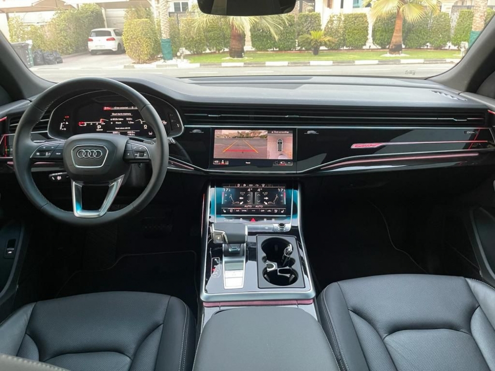Siyah Audi S8 2021