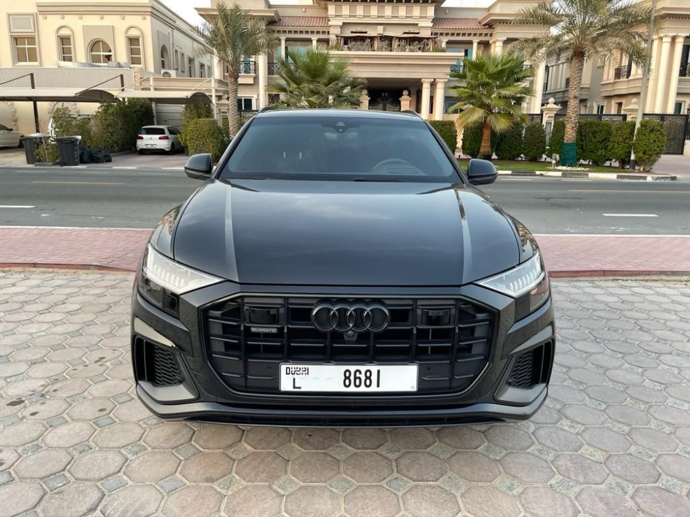 Schwarz Audi Q8 2021