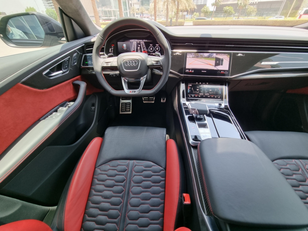 Schwarz Audi RS Q8 2022