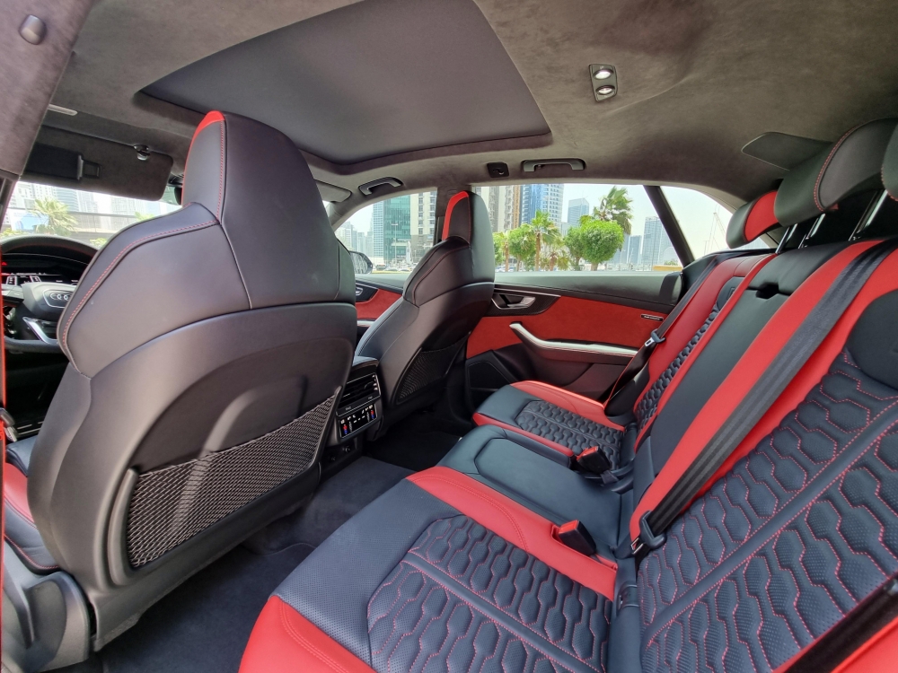 Siyah Audi RS Q8 2022