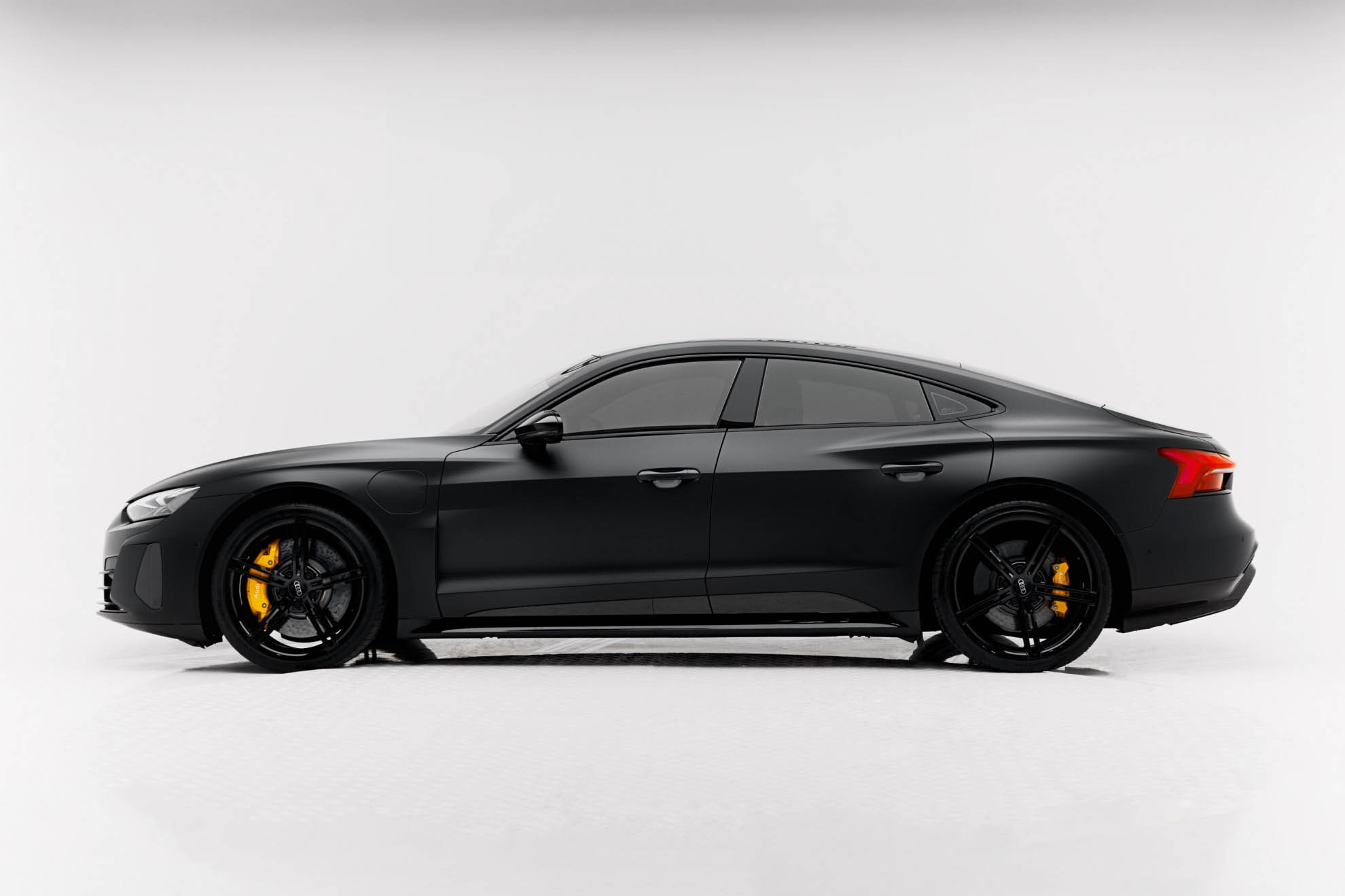 Siyah Audi RS e-tron GT 2022