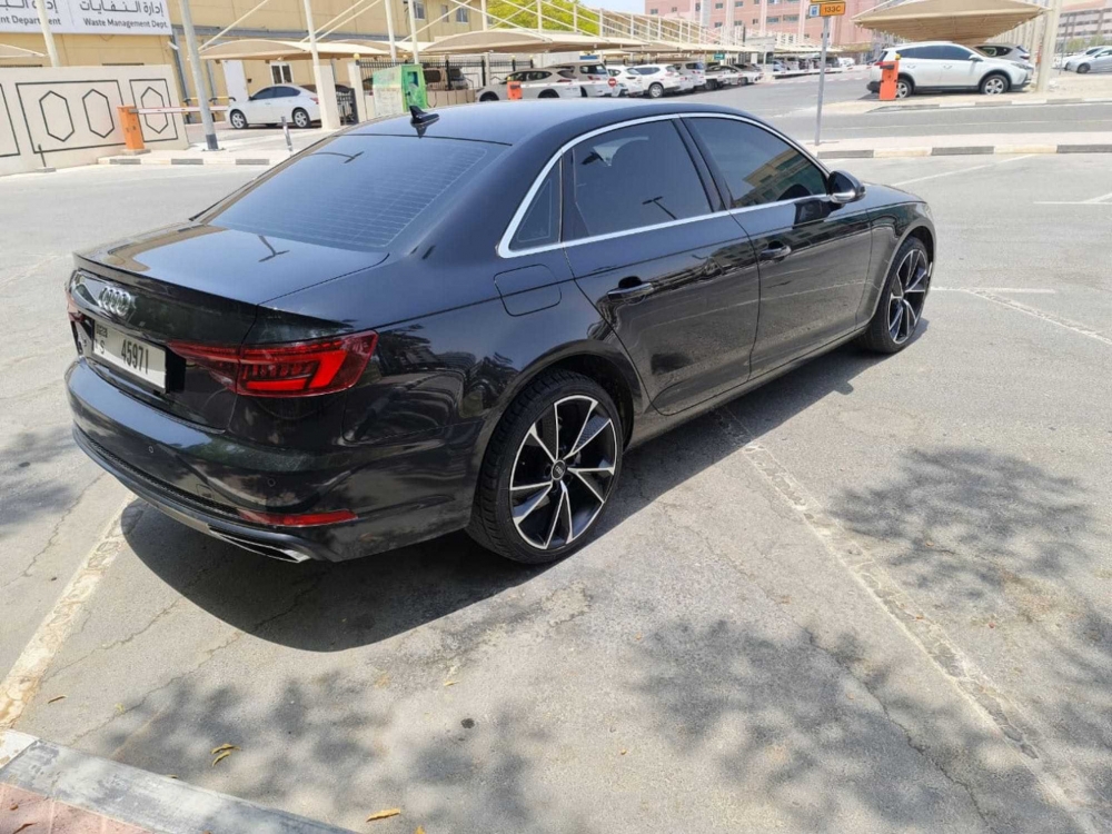 Siyah Audi A4 2019
