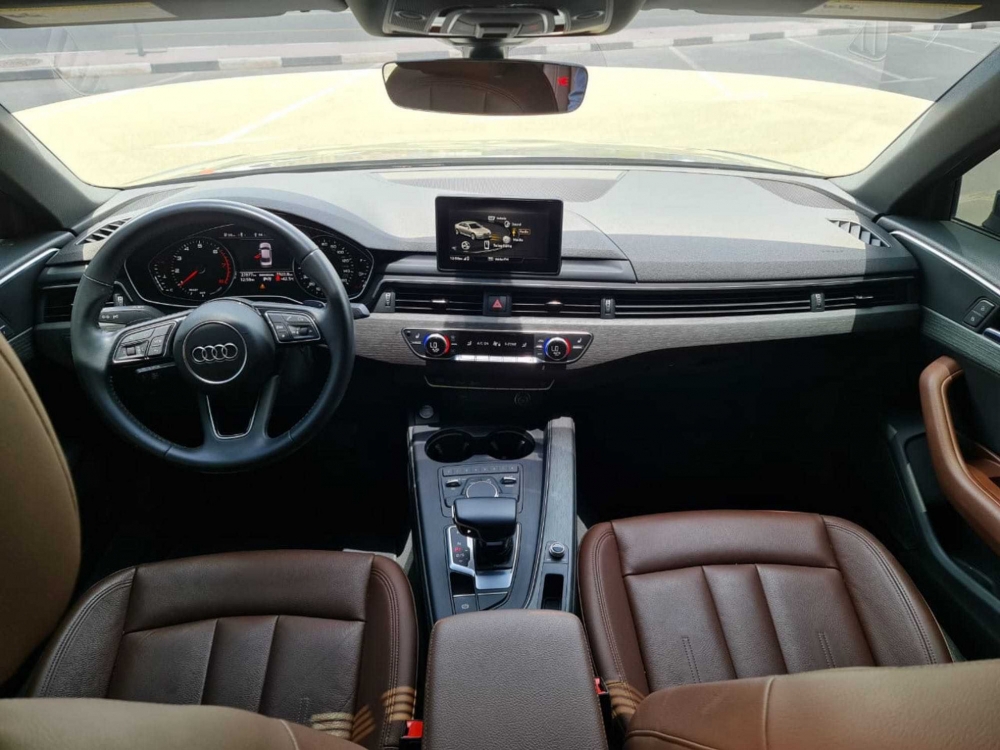 Schwarz Audi A4 2019