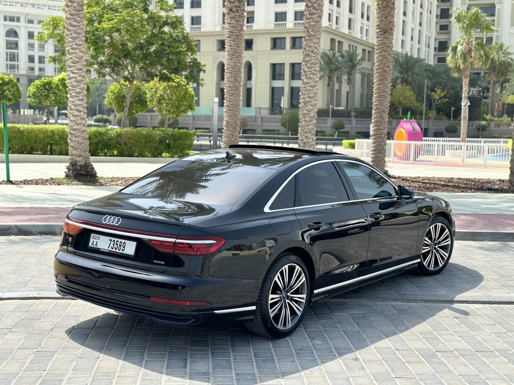 Schwarz Audi A8 2023