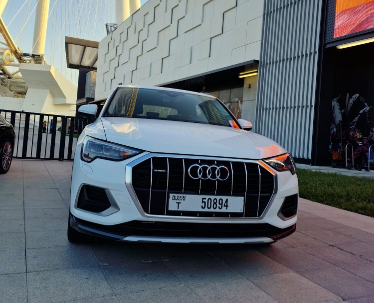 Weiß Audi Q3 2021