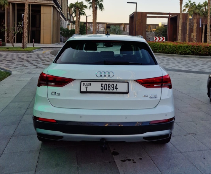 Weiß Audi Q3 2021