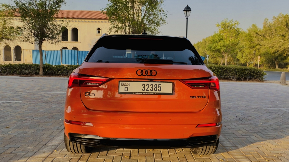Oranje Audi Q3 2022