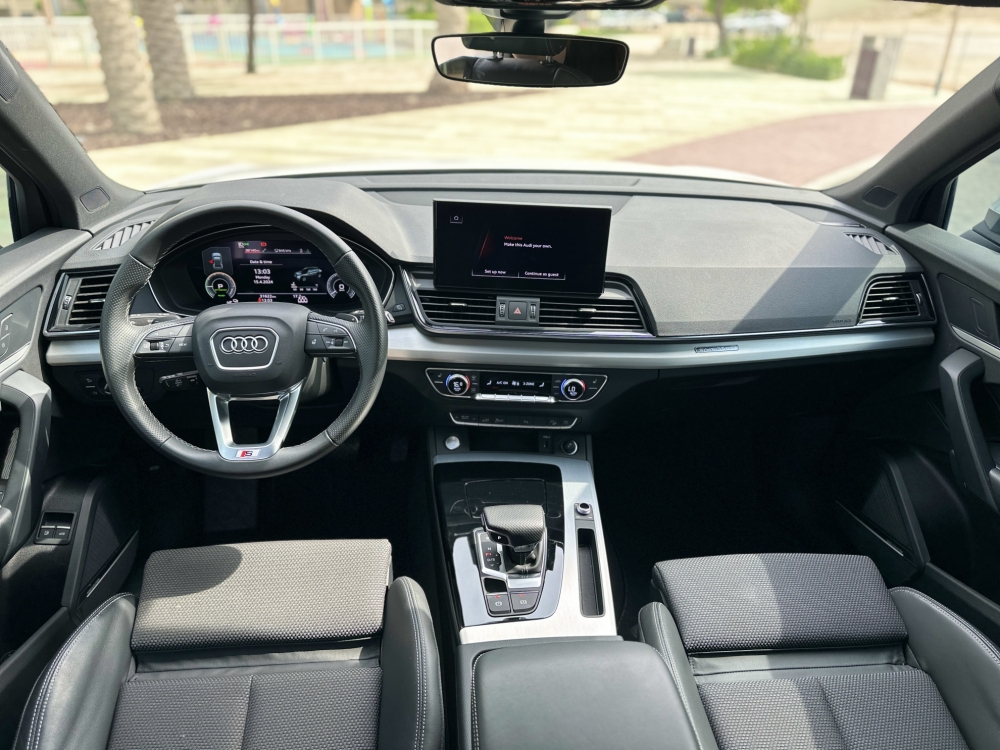 White Audi Q5 2021