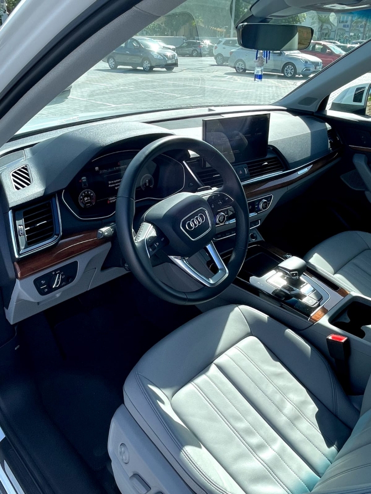White Audi Q5 2023