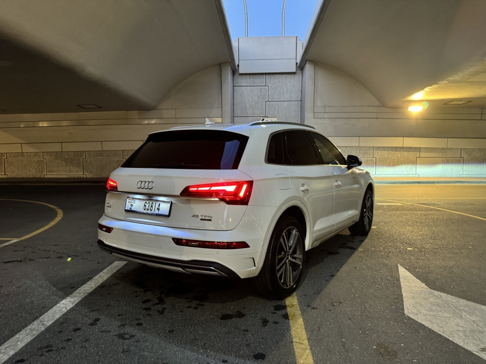 White Audi Q5 2023