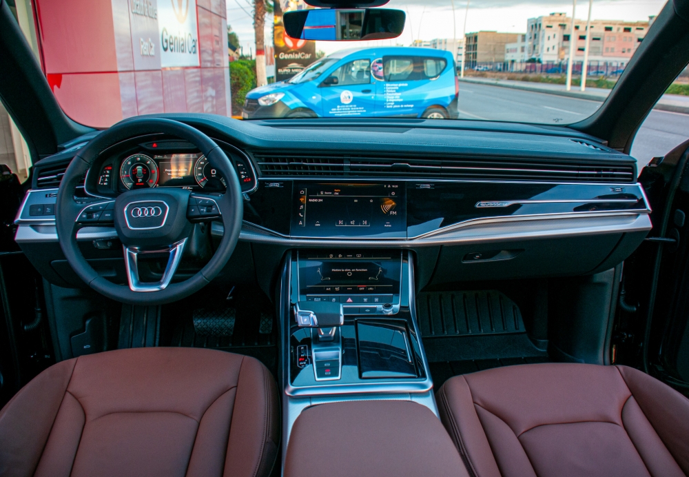 Noir Audi Q8 2023
