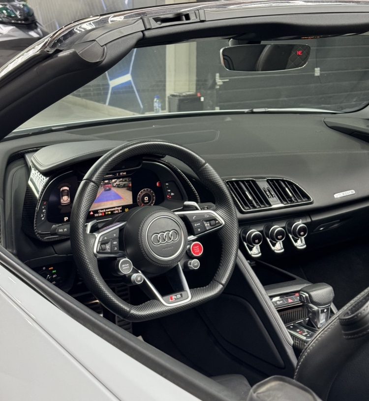 Beyaz Audi R8 Spyder 2020