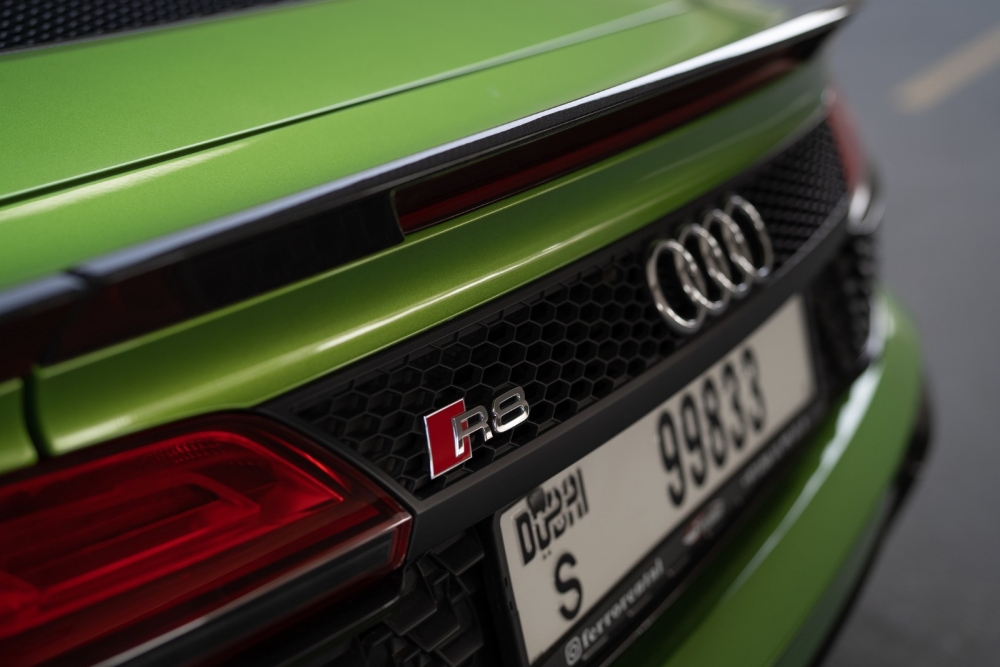 Yeşil Audi R8 Spyder 2021