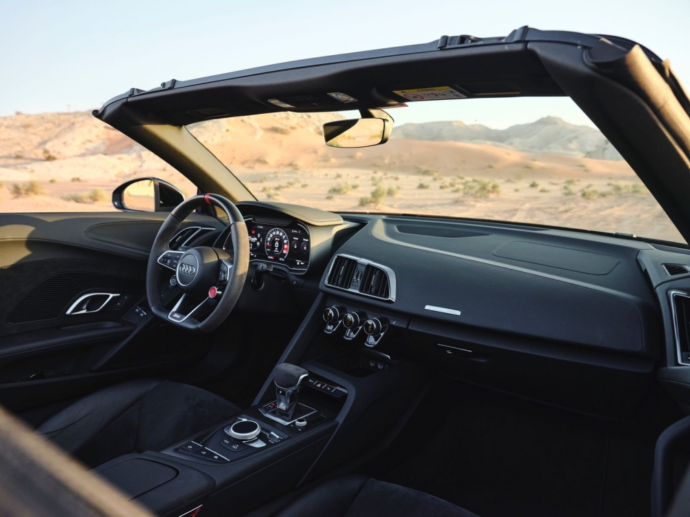 Черный Audi R8 Спайдер 2021 год