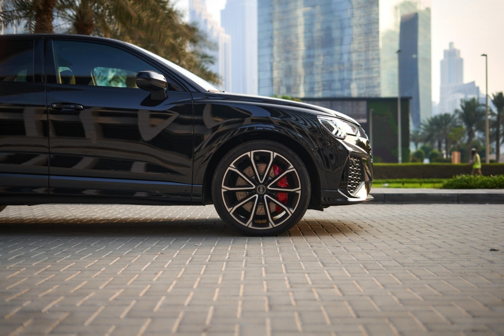 Siyah Audi RS Q3 2023