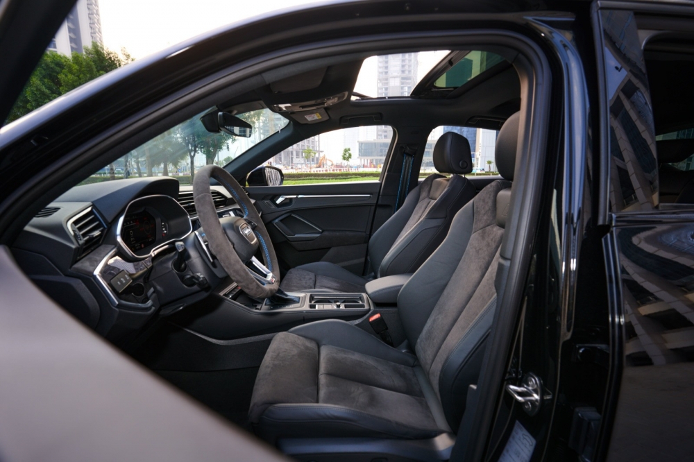Siyah Audi RS Q3 2023