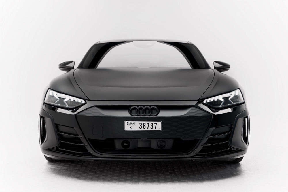 Siyah Audi RS e-tron GT 2022