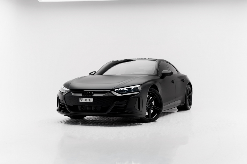 Черный Ауди RS e-tron GT 2022 год