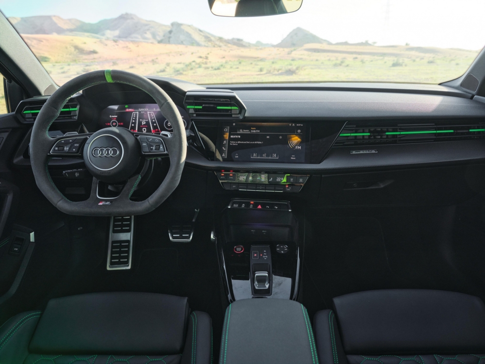 Schwarz Audi RS3 2022