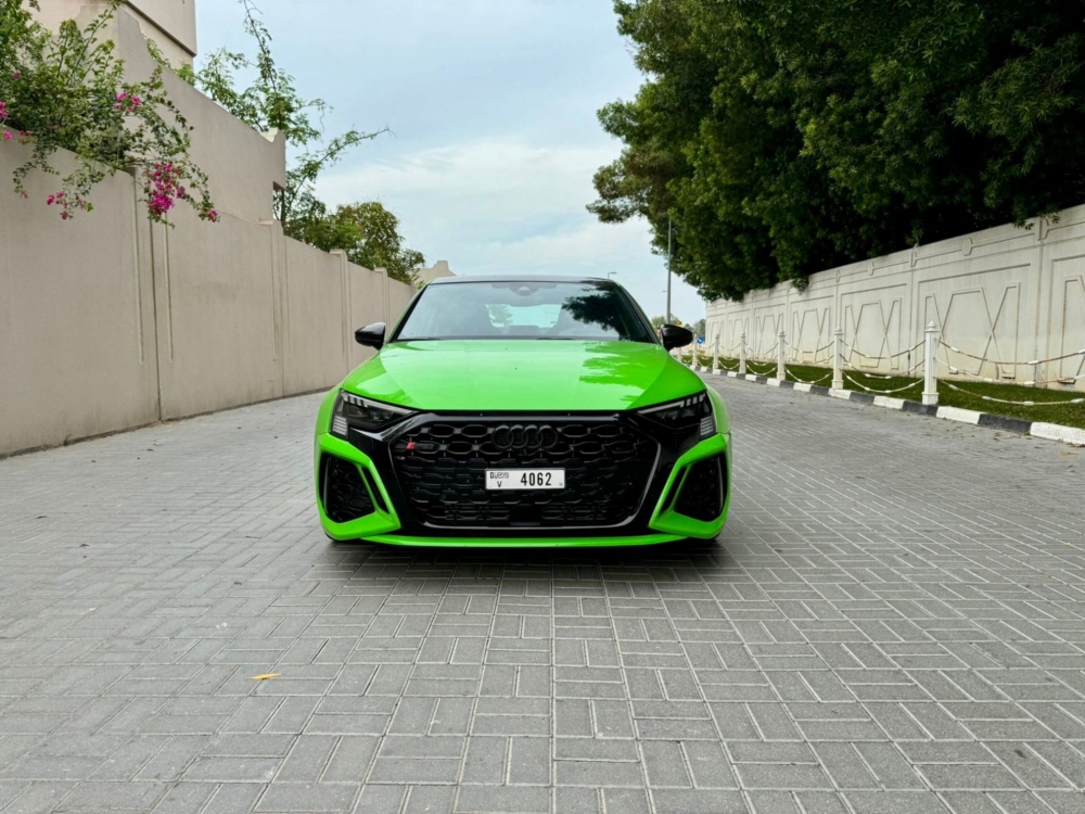 Yeşil Audi RS3 2024