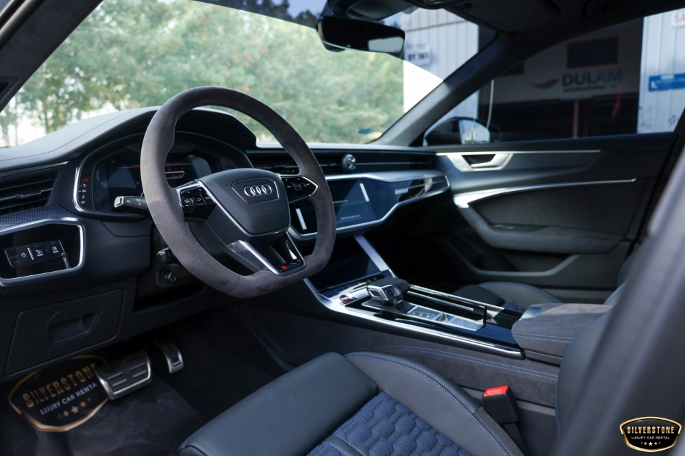 Koyu gri Audi RS6 öncü performansı 2024