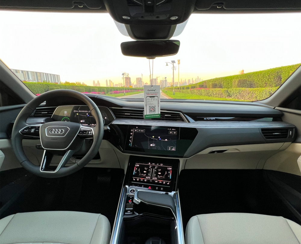 Schwarz Audi e-tron Sportback 2023