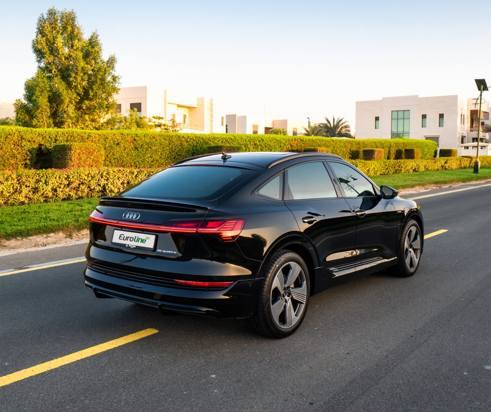 Siyah Audi e-tron Sportback 2023