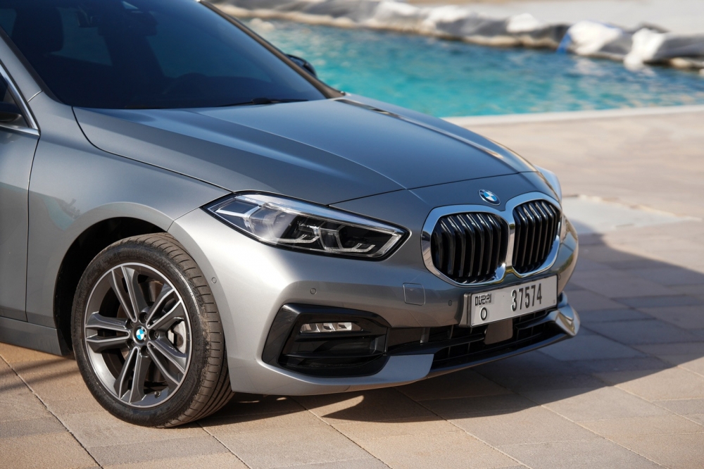Серый BMW 118и 2022 год
