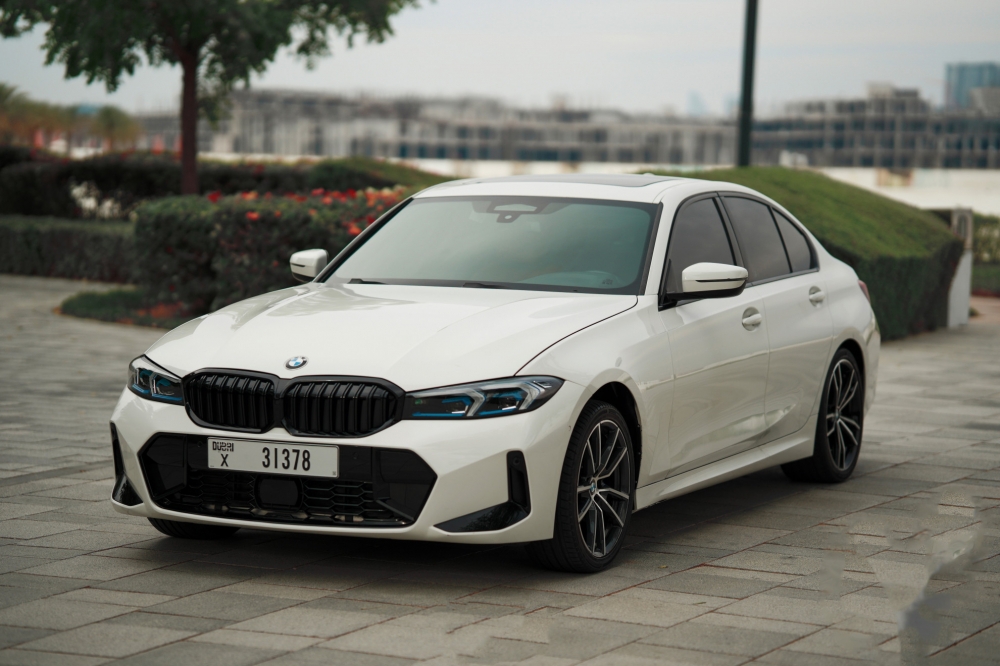 Белый BMW 320i 2022 год