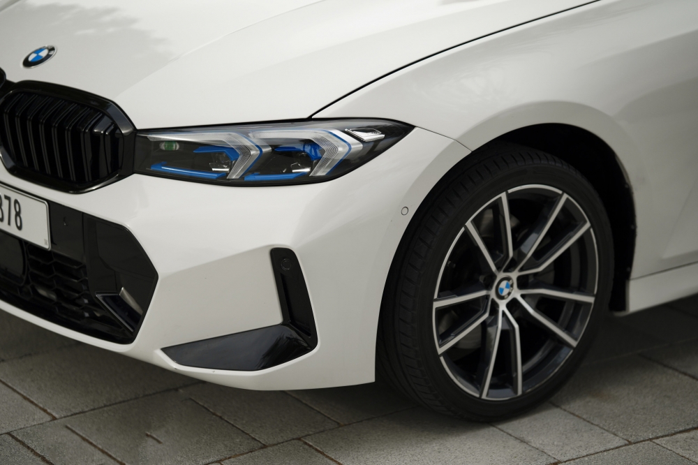Белый BMW 320i 2022 год