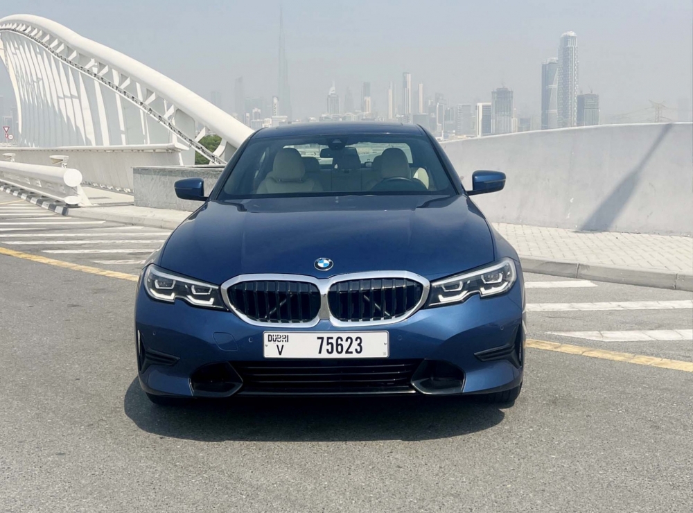 Голубой BMW 330i 2022 год