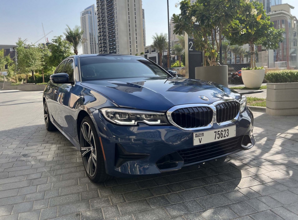 Голубой BMW 330i 2022 год