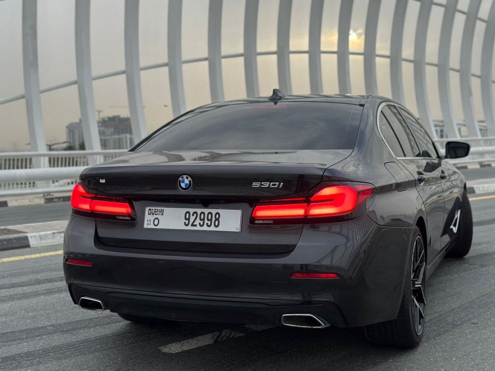 Черный BMW 530i 2022 год