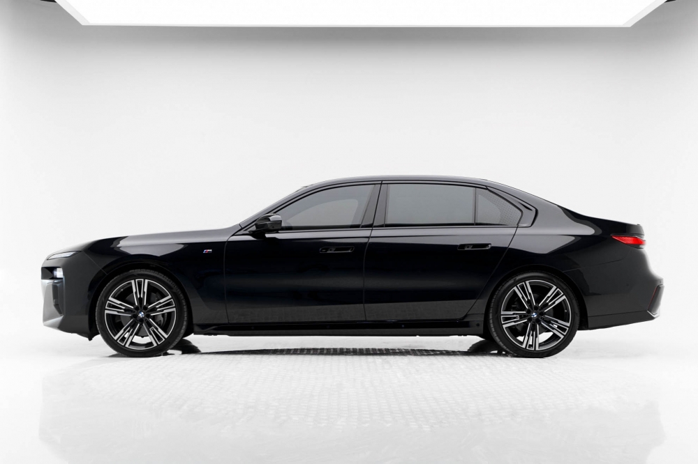 Черный BMW 740Ли 2023 год
