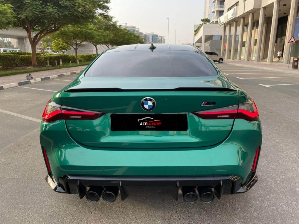 Yeşil BMW M4 Rekabet Coupe 2022