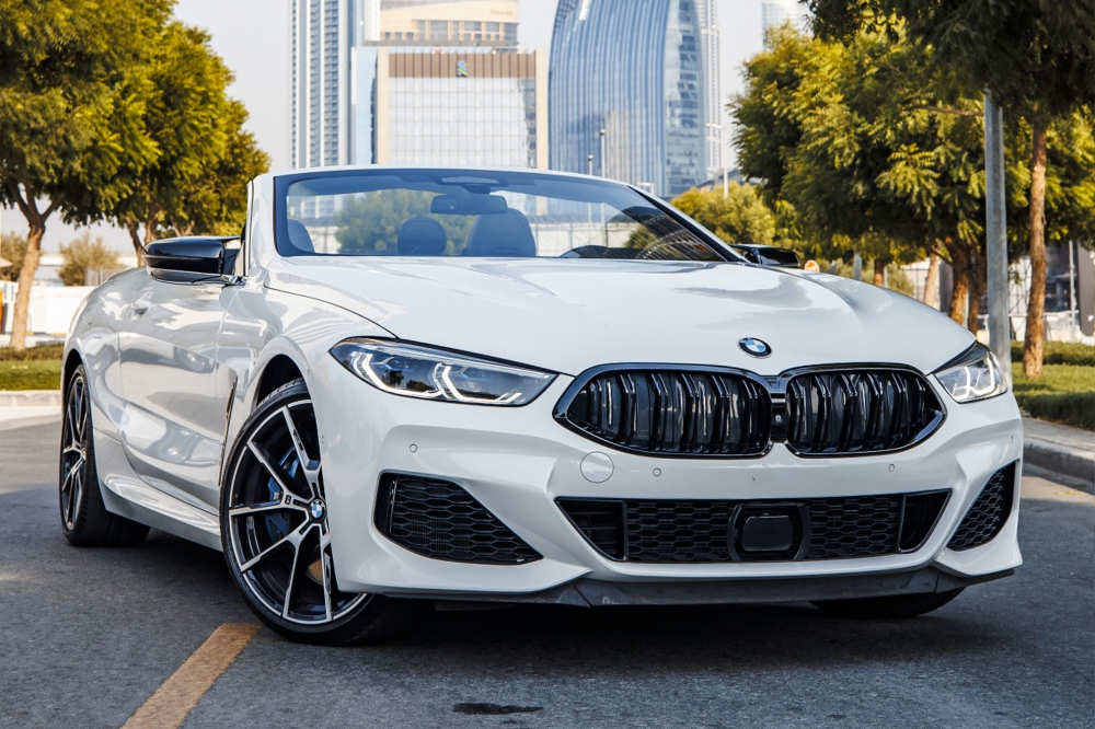 Белый BMW M850i Кабриолет 2022 год