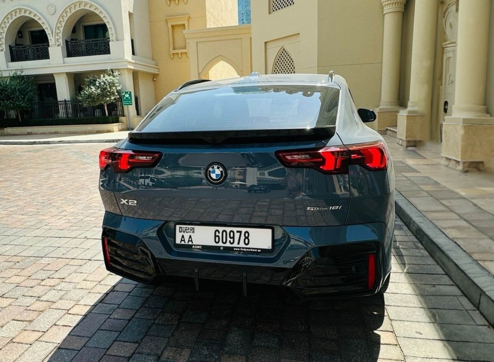 Серый BMW X2 сДрайв 2024 год