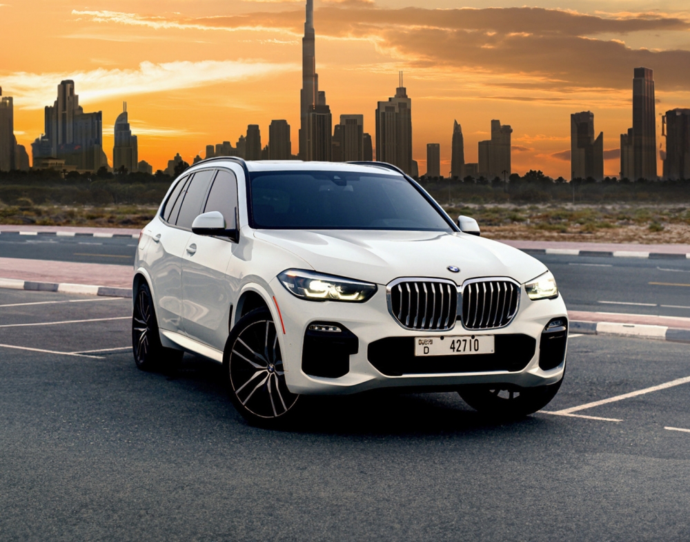 Белый BMW Х5 2019 год