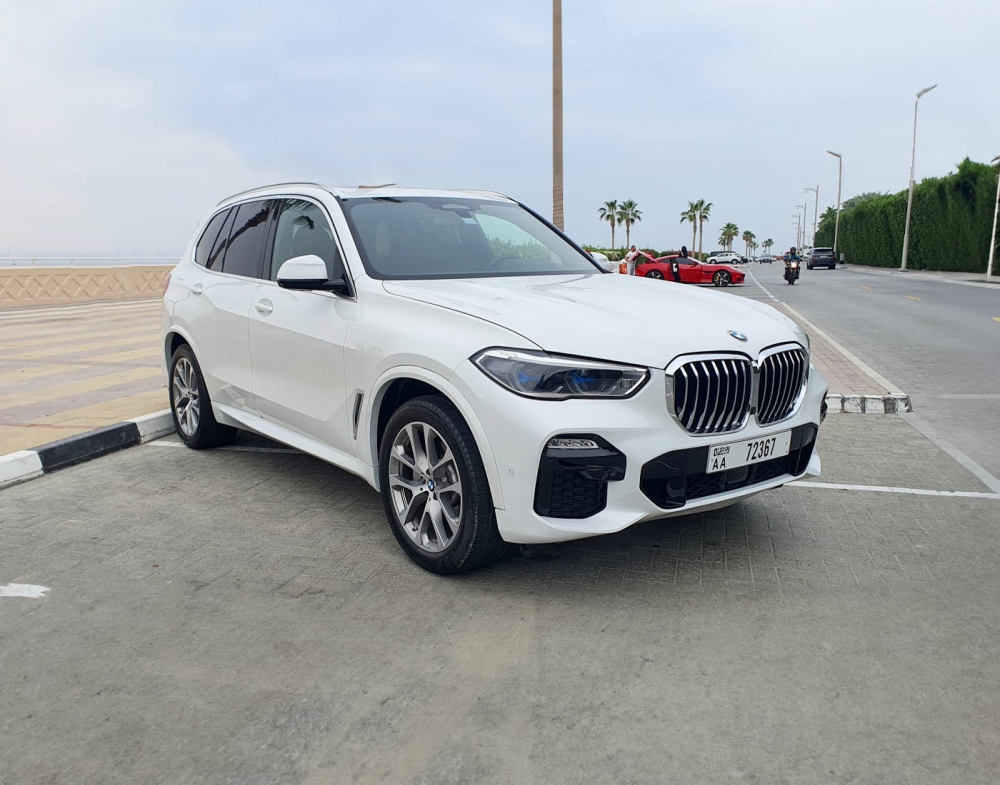 Белый BMW Х5 2022 год